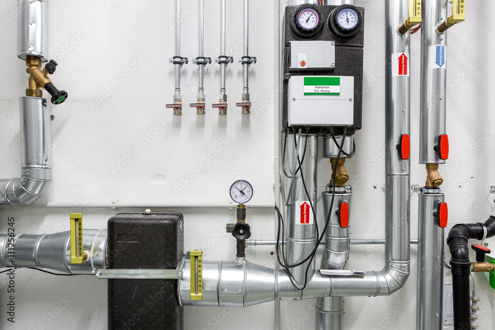 Rohrleitungen, Armaturen und Regeltechnik einer haustechnischen Installation